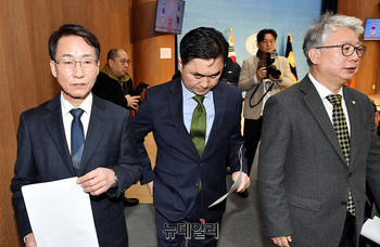 [포토] 기자회견장 떠나는 비명계 '김종민·이원욱·조응천'