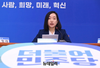 [포토] 더불어민주당 7호 인재, 인사말하는 전은수 변호사