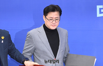 [포토] 정책조정회의 참석하는 홍익표 민주당 원내대표 