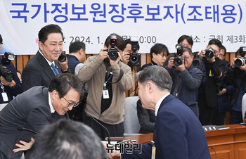 [포토] 인사나누는 조태용 국정원장 후보자