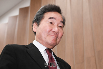 [포토] 민주당 '탈당' 기자회견장 향하는 이낙연