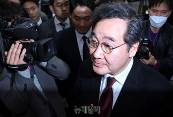[포토] 기자회견장 나서는 이낙연 전 민주당 대표 