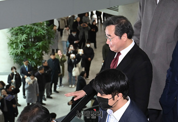 [포토] 지지자에 손 흔들어 보이는 이낙연 전 민주당 대표