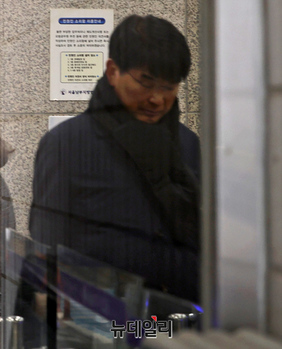 [포토] '보좌관 성추행 혐의' 공판 출석하는 박완주 의원