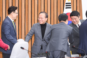 [포토] 인사나누는 윤재옥·유의동