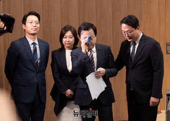 [포토] 기자회견장 떠나는 김용남 전 국민의힘 의원 