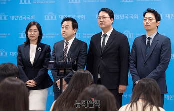 [포토] 입장밝히는 김용남 전 국민의힘 의원 