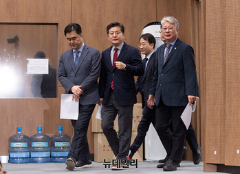 [포토] 기자회견장 향하는 이원욱·김종민·조응천·정태근·박원석