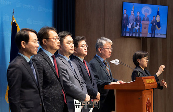 [포토] '미래대연합' 창당 기자회견하는 조응천 의원 