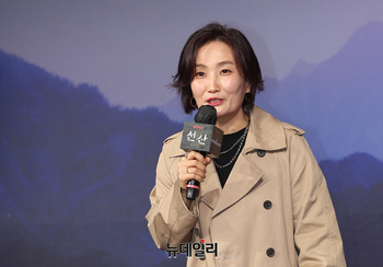 [포토] '선산' 배우 소개하는 박경림