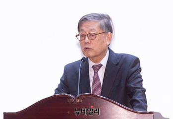 [포토] '이승만 독립외교 33년' 시사회, 축사하는 김황식 이사장