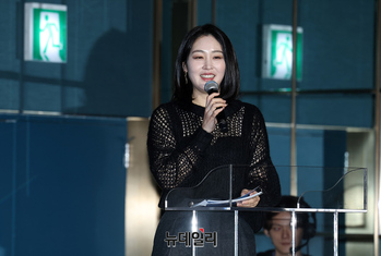 [포토] 엔믹스 소개하는 신아영 아나운서