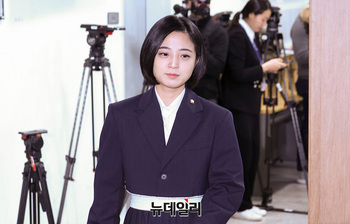 [포토] 기자회견장 향하는 류호정 의원 