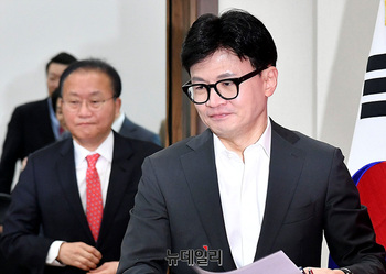 [포토] 비상대책위원회의 참석하는 한동훈 위원장