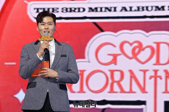 [포토] 예나 컴백 알리는 김일중 아나운서