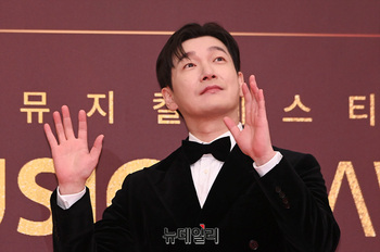 [포토] 팬들에게 손 흔드는 조승우 