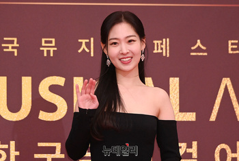 [포토] 손지수, 수줍은 손인사