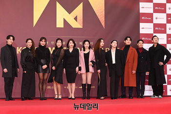 [포토] 레드카펫 선 뮤지컬 '물랑루즈!' 배우들