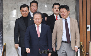 [포토] 원내대책회의 참석하는 윤재옥·유의동