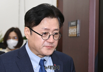 [포토] 더불어민주당 원내대책회의 참석하는 홍익표 원내대표