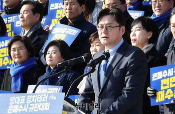 [포토] 더불어민주당 당대표 정치테러 은폐수사 규탄대회, 발언하는 홍익표 원내대표