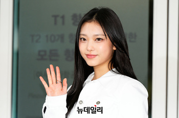 [포토] 뉴진스 해린, 가벼운 손인사