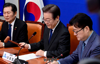 [포토] 피습 보름만에 당무 복귀한 이재명 민주당 대표