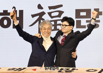 [포토] 김경율 비대위원, 마포을 출마소식 알리는 한동훈 