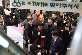 [포토] 서울시당 신년인사회에 입장하는 한동훈 비대위원장