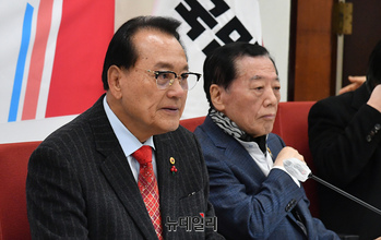 [포토] 간담회서 발언하는 김호일 대한노인회장