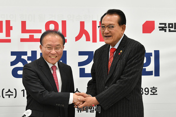 [포토] 인사 나누는 윤재옥 원내대표와 김호일 대한노인회장