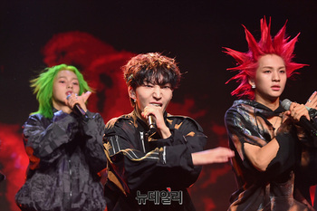 [포토] 데뷔 무대 선보이는 다이몬 
