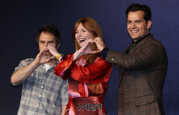 [포토] K하트로 인사하는 '아가일' 배우들