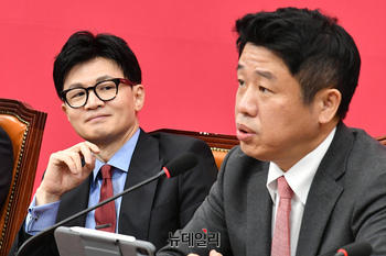 [포토] 유의동 의장 바라보는 한동훈 정책위의장