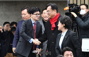 [포토] 인사 나누는 한동훈 국민의힘 비상대책위원장