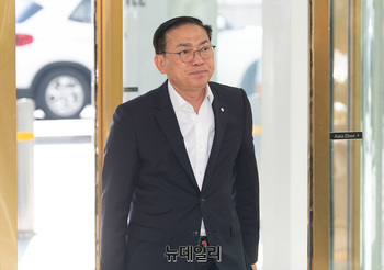 [포토] 2024 상반기 VCM, 회의장 향하는 홍성현 대흥기획 대표
