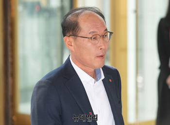 [포토] 회의장 향하는 박정우 캐논코리아 대표 