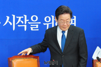 [포토] 자리에 앉는 이재명 더불어민주당 대표