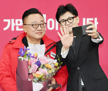 [포토] 영입한 고동진 전 삼성전자 사장과 갤럭시로 셀카 찍는 한동훈