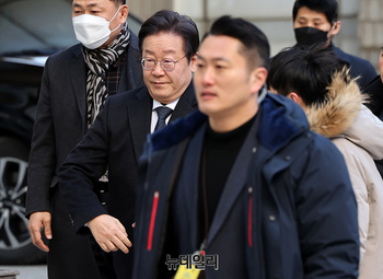 [포토] 대장동 관련 공판 출석하는 이재명 