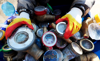 [포토] 이어지는 한파에 동파된 수도계량기 