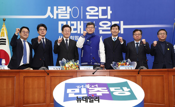 [포토] 더불어민주당 김남근 변호사 인재영입식