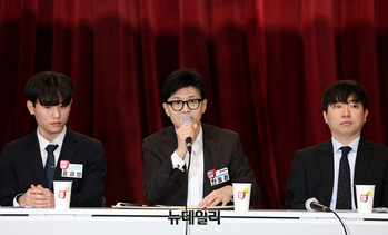 [포토] 대학생 만난 한동훈 비대위원장