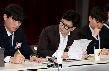 [포토] 대학생 건의사항 메모하는 한동훈 위원장