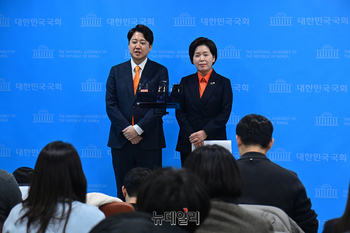 [포토] 기자들의 질문에 답하는 이준석·양향자 