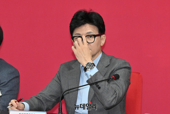 [포토] 안경 고쳐쓰는 한동훈 국민의힘 비대위원장