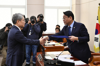[포토] 선서문 전달하는 우철문 부산경찰청장