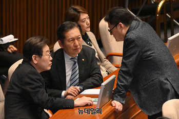 [포토] 대화 나누는 이재명·홍익표·정청래