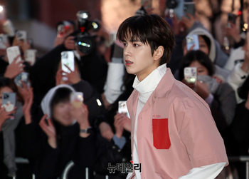 [포토] 더보이즈 영훈, 영하 추위도 잊게 만든 등장