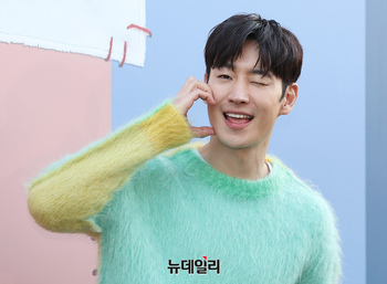 [포토] 이제훈, 추위 녹이는 하트